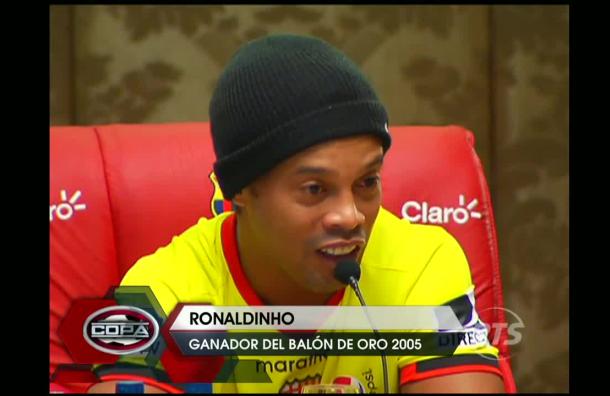Ronaldinho conversó relajadamente con la prensa